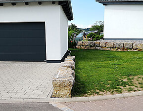 Grundstückseinfassung mit Natursteinen, Vorbereitung der Hofeinfahrt für Pflasterarbeiten Grundstückseinfassung mit Natursteinen, Vorbereitung der Hofeinfahrt für Pflasterarbeiten