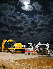 Unsere Bagger: CAT 323F und Takeuchi TB250 auf Nachtbaustelle