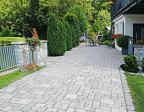 Bodenaufbau für Pflasterarbeiten in direktem Anschluss an Weiher Bodenaufbau für Pflasterarbeiten in direktem Anschluss an Weiher