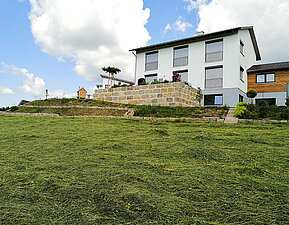 Terrassenaufbau in Hanglage mit Natursteinen Terrassenaufbau in Hanglage mit Natursteinen